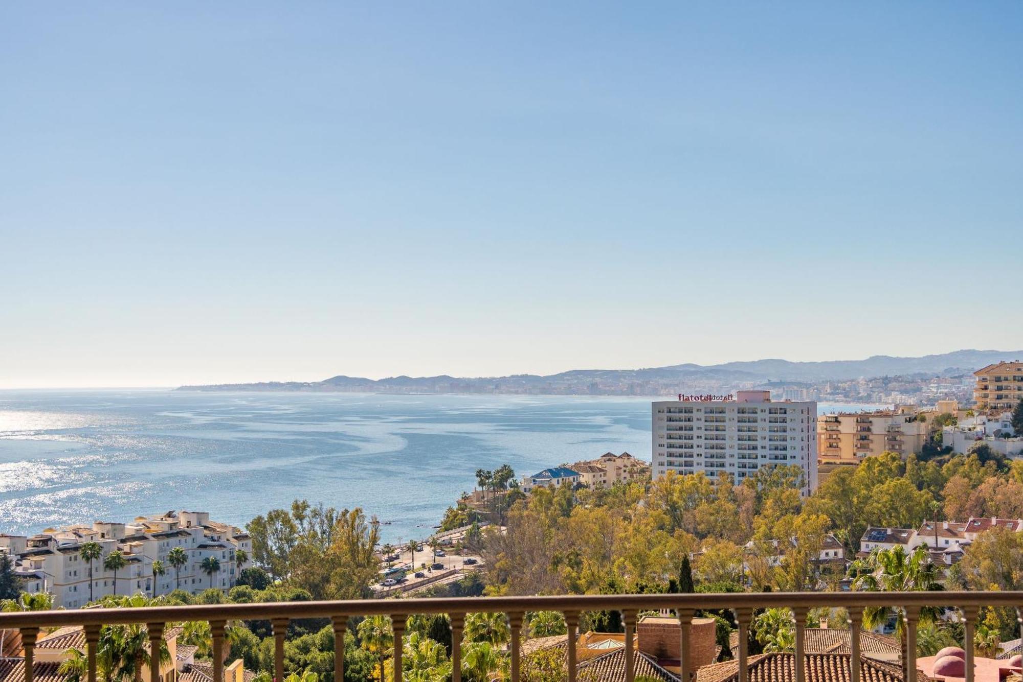 Beachside Villa With Panoramic Sea Views Benalmadena Exterior photo